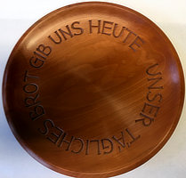 Teller 'Unser tglich Brot', Birnbaumholz, 28 cm ø, 35 mm hoch, Schrift ist gekerbt geschnitzt