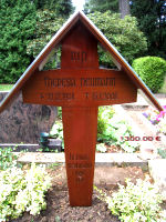Grabkreuz mit Dach