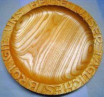Teller 'Unser täglich Brot', aus Esche